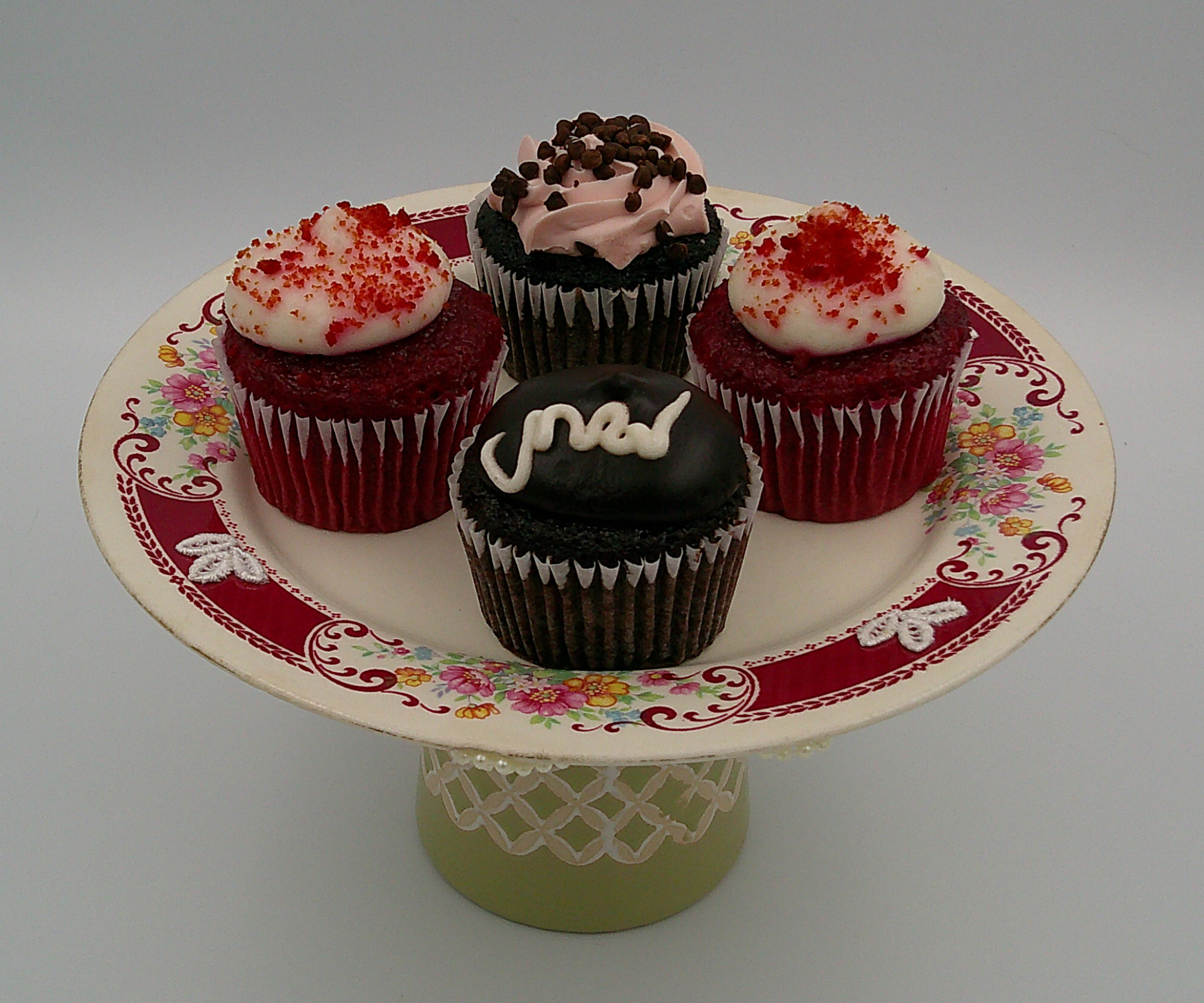 This view shows how nice the cupcakes look on the plate stand. And again, they don't come with the piece. This view shows how nice the cupcakes look on the plate stand. And again, they don't come with the piece.